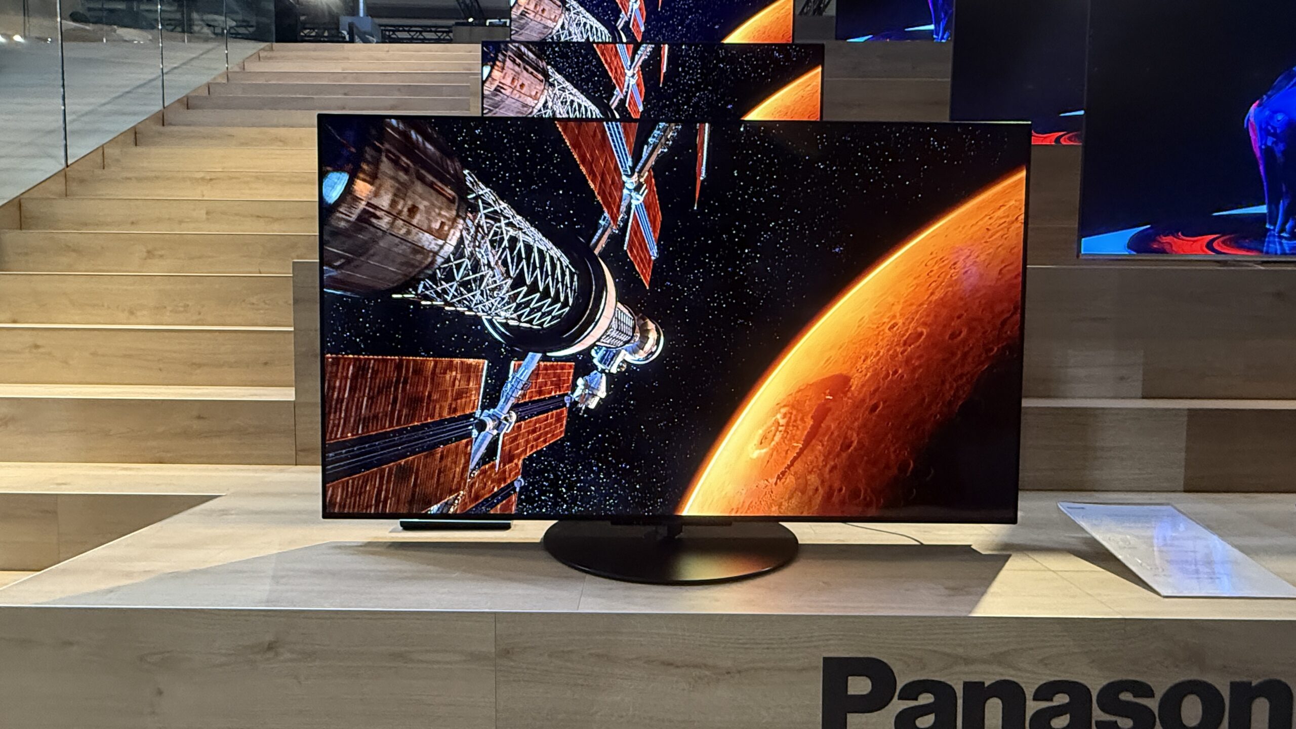Téléviseur Panasonic Z85C OLED 2026 posé sur un meuble, avec une image sci-fi à l’écran.